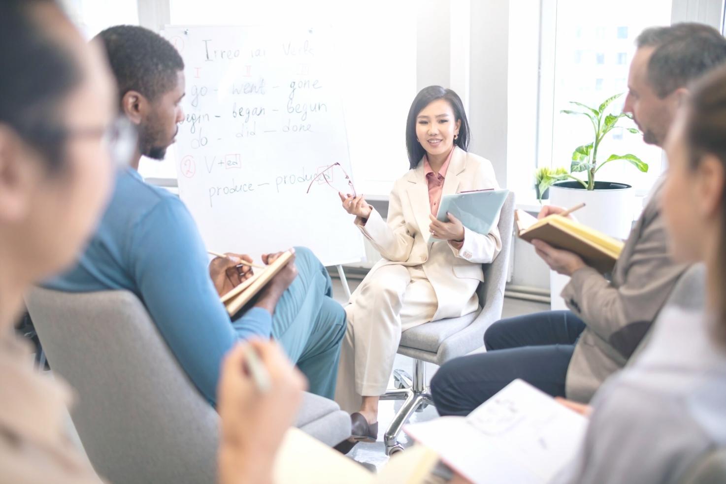 Diverse metodologie di apprendimento rappresentate attraverso elementi visivi dinamici