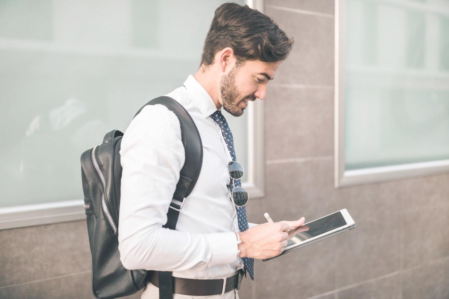 Persona in riflessione durante una sessione di coaching in un ambiente tranquillo